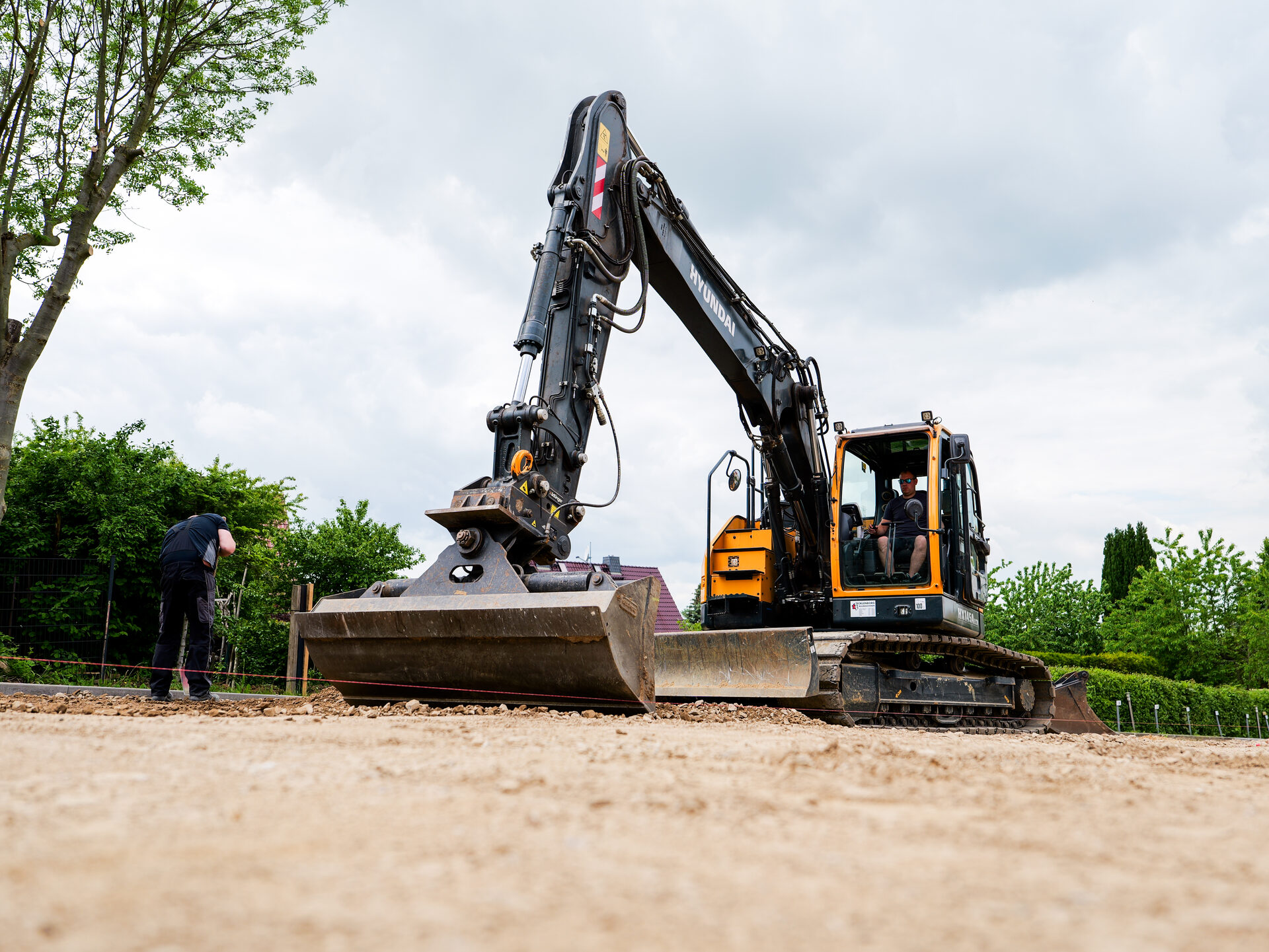 Hyundai Großbagger bei Erdarbeiten