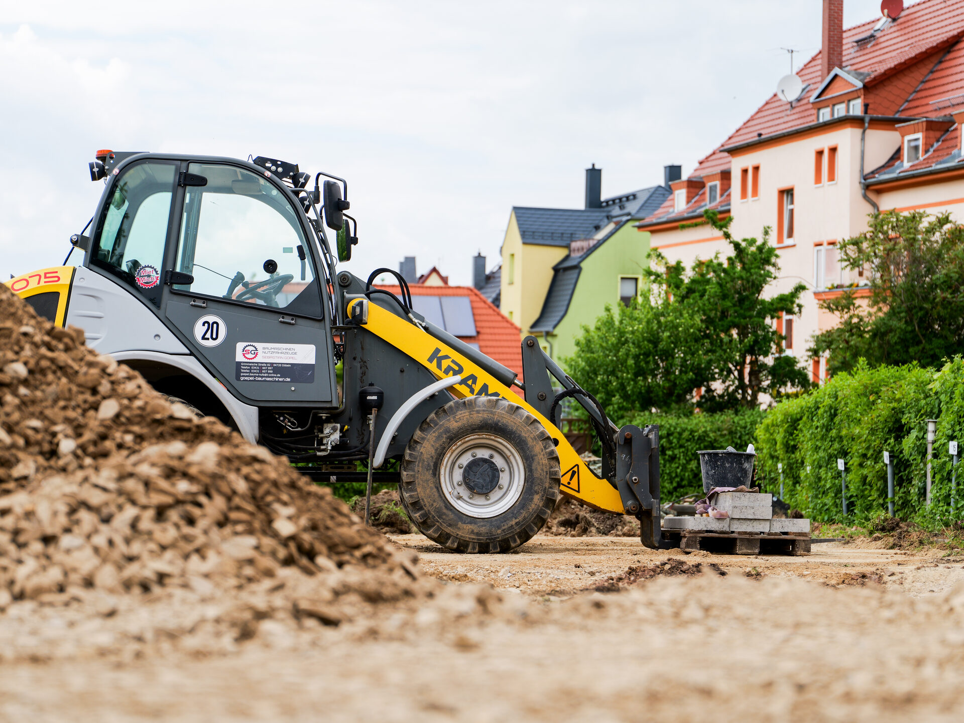 Kramer Radlader bei Außenanlagenarbeiten